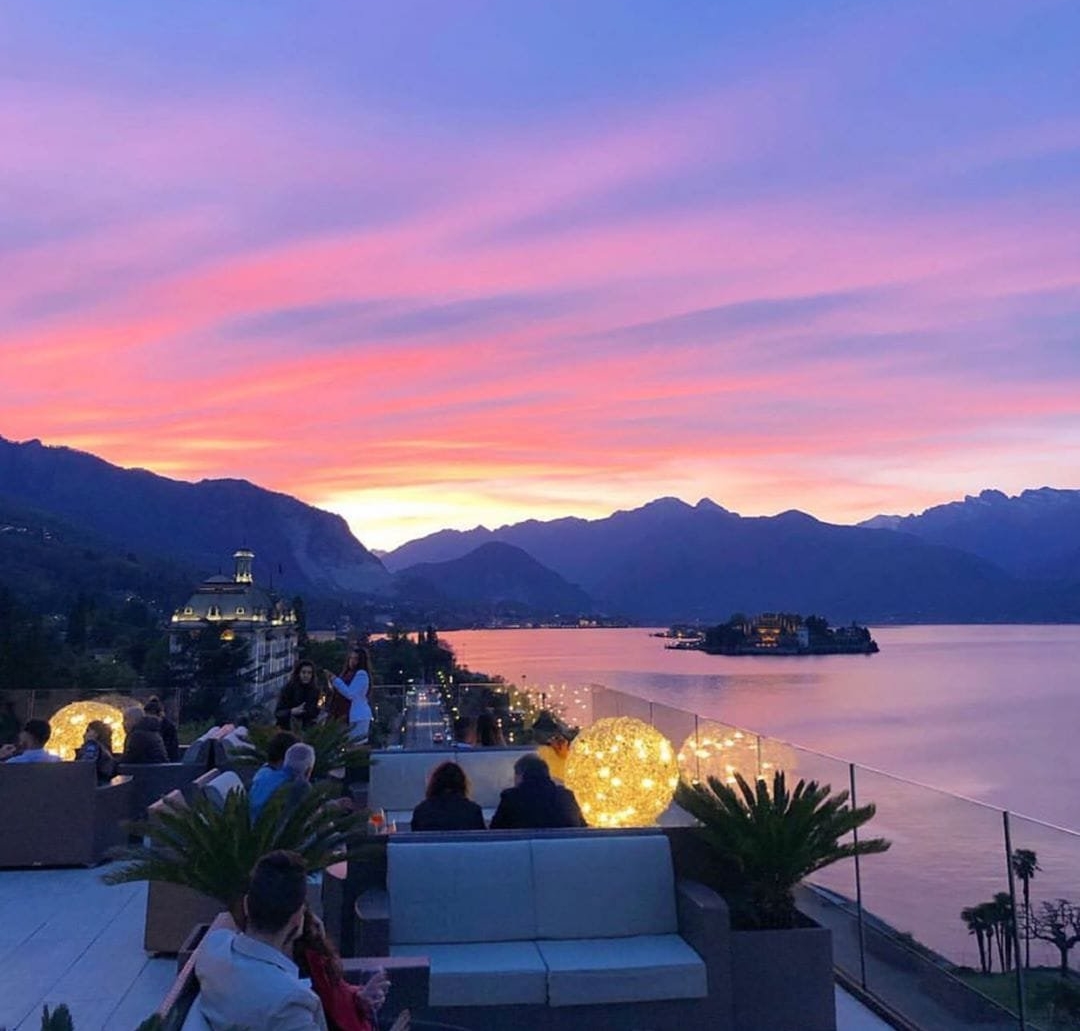 tramonto rosa e viola dal balcone di un bar vista isola bella lago maggiore