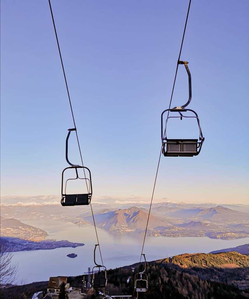 funicolare al tramonto, veduta su lago e montagne sottostanti