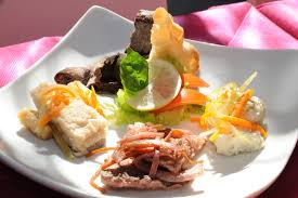 tovaglia a quadretti rossi e bianchi, piatto in ceramica bianca, antipasti di pesce di lago con misticanze