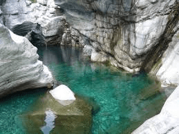 Acqua verde, rocce calcaree, paesaggio alpino
