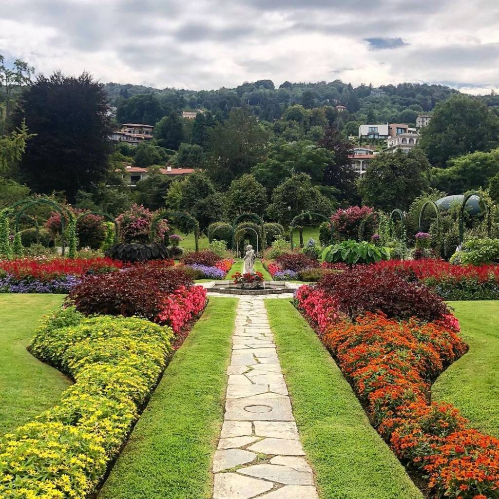 giardino fiorito con centrale statua neoclasica