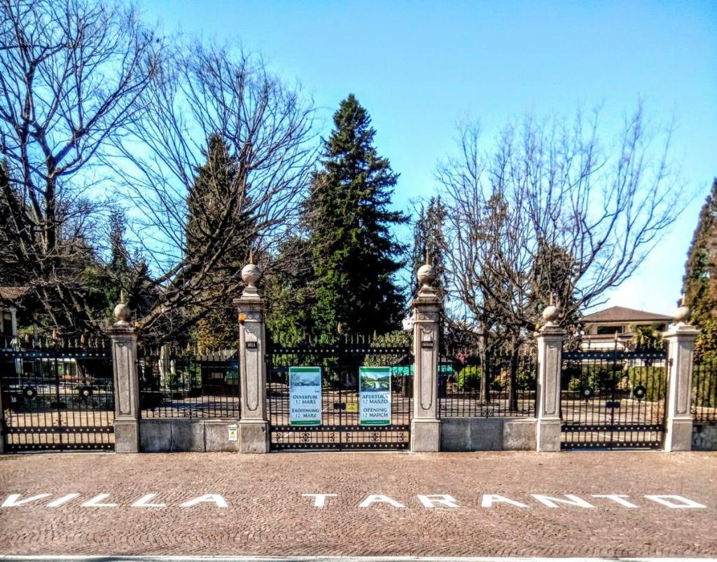 scritta villa taranto, cancellata ingresso parco botanico.