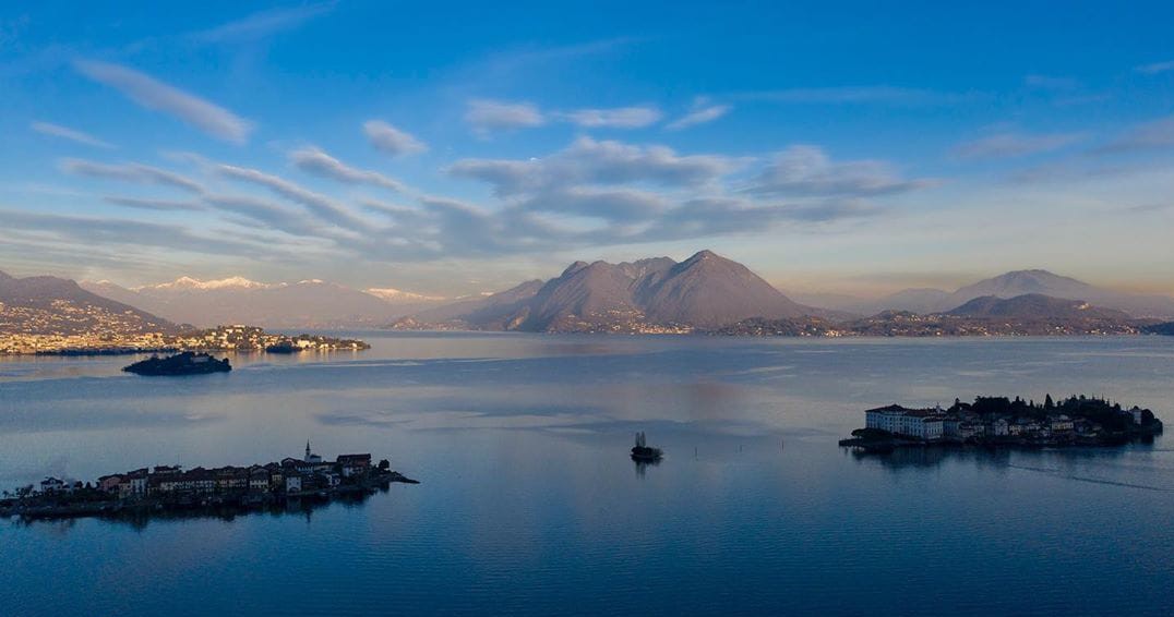 veduta aerea lago e cielo blu, tre isole lacustri in primo piano