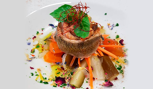 pesce in carpione piatto bianco verdure alla julienne