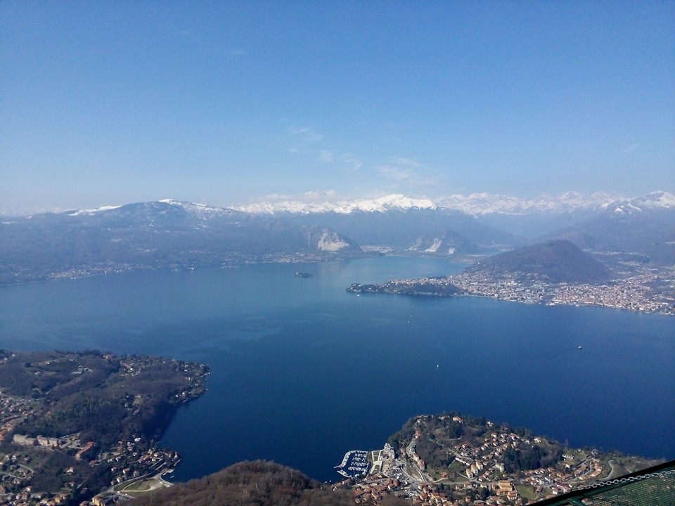 lago blu, montagne tutto intorno