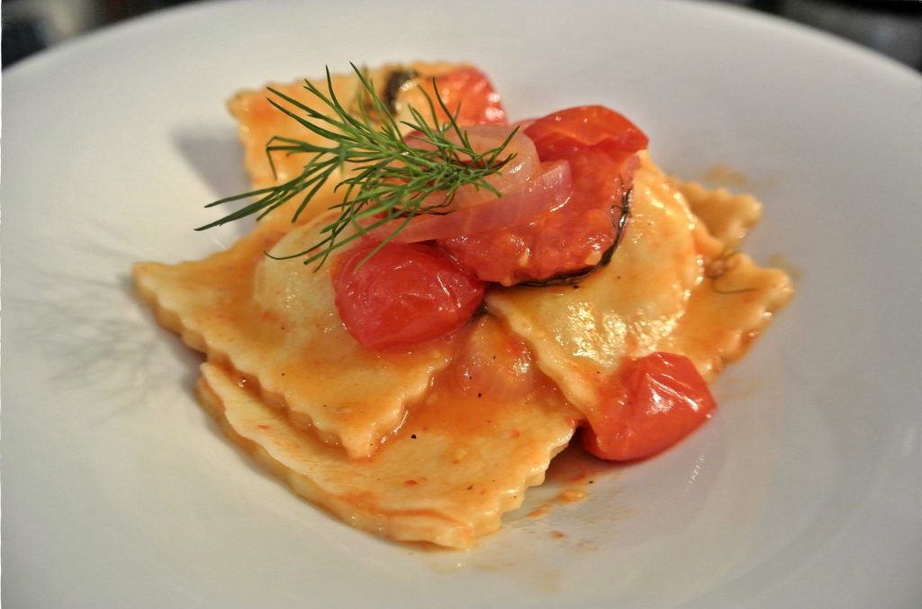 raviolo di pesce di lago, pomodorini e prezzemolo
