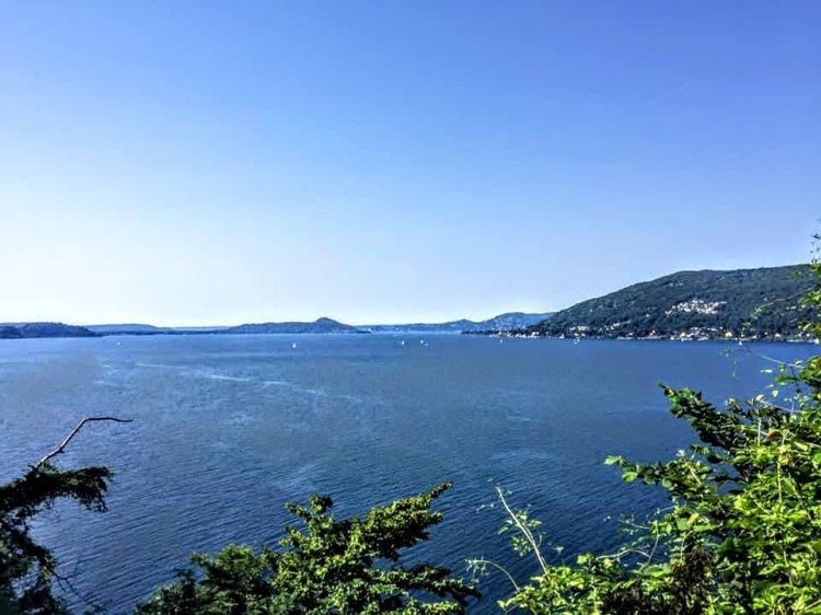 acqua blu, onde sul lago.