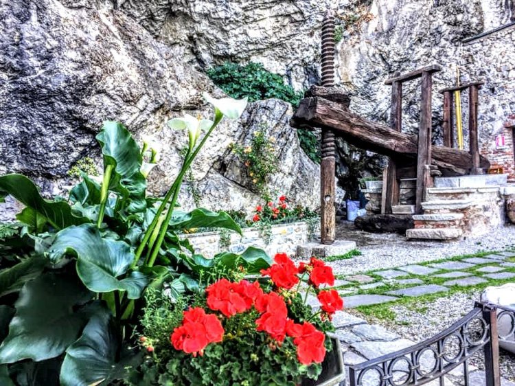 antico torchio dell'anno 1000. rappresenta la vita di fatica dei monaci.