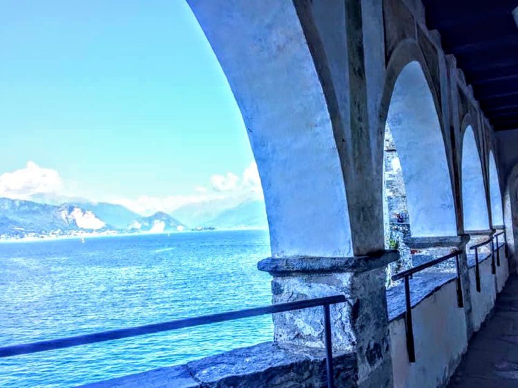 porticato affrescato dell'anno mille, leggiuno, vista lago.