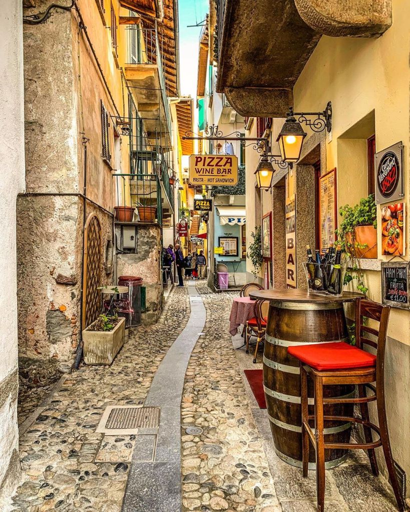 colori giallo e ocra, vicolo caratteristico, vietta stretta, colori 